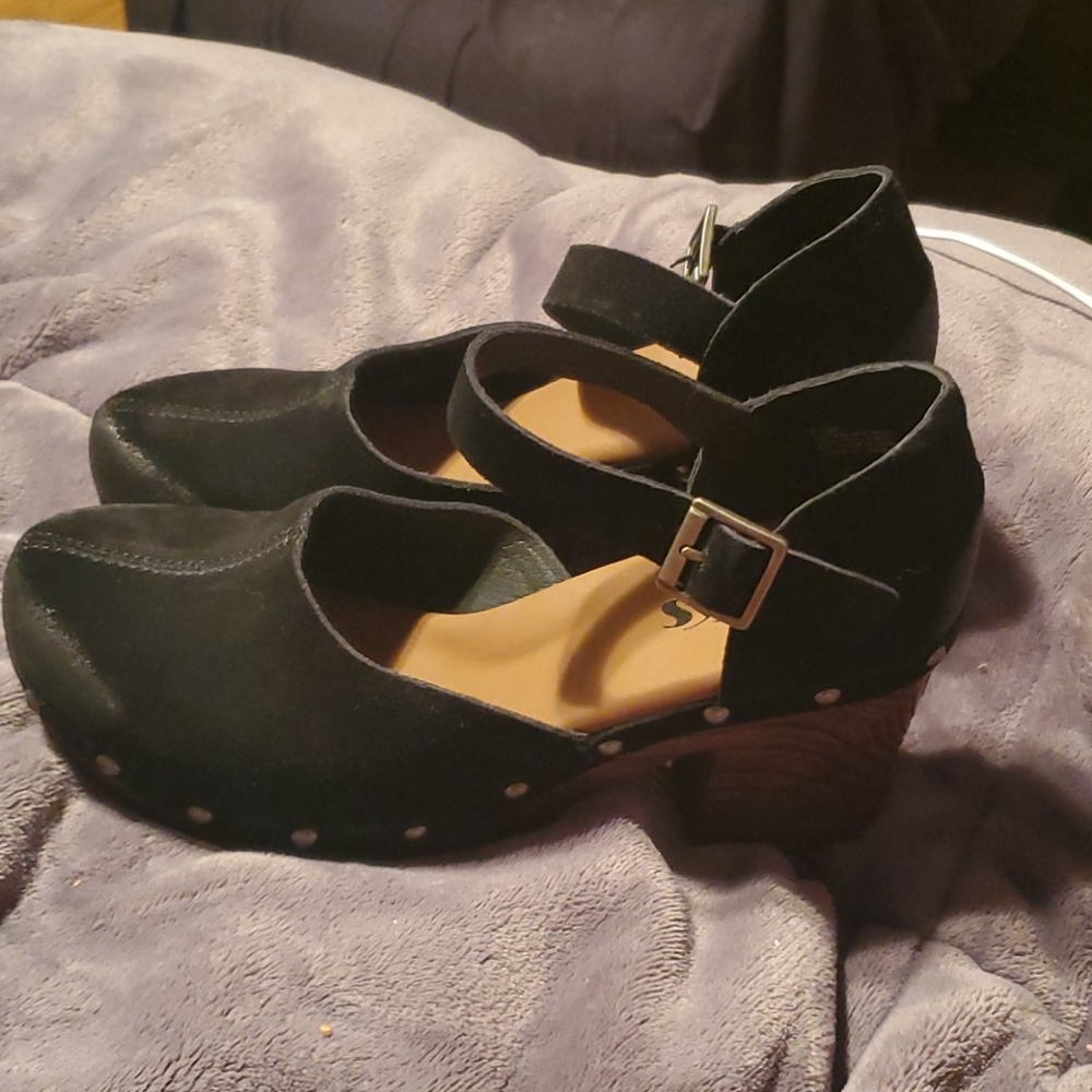 Womens strappy clogs